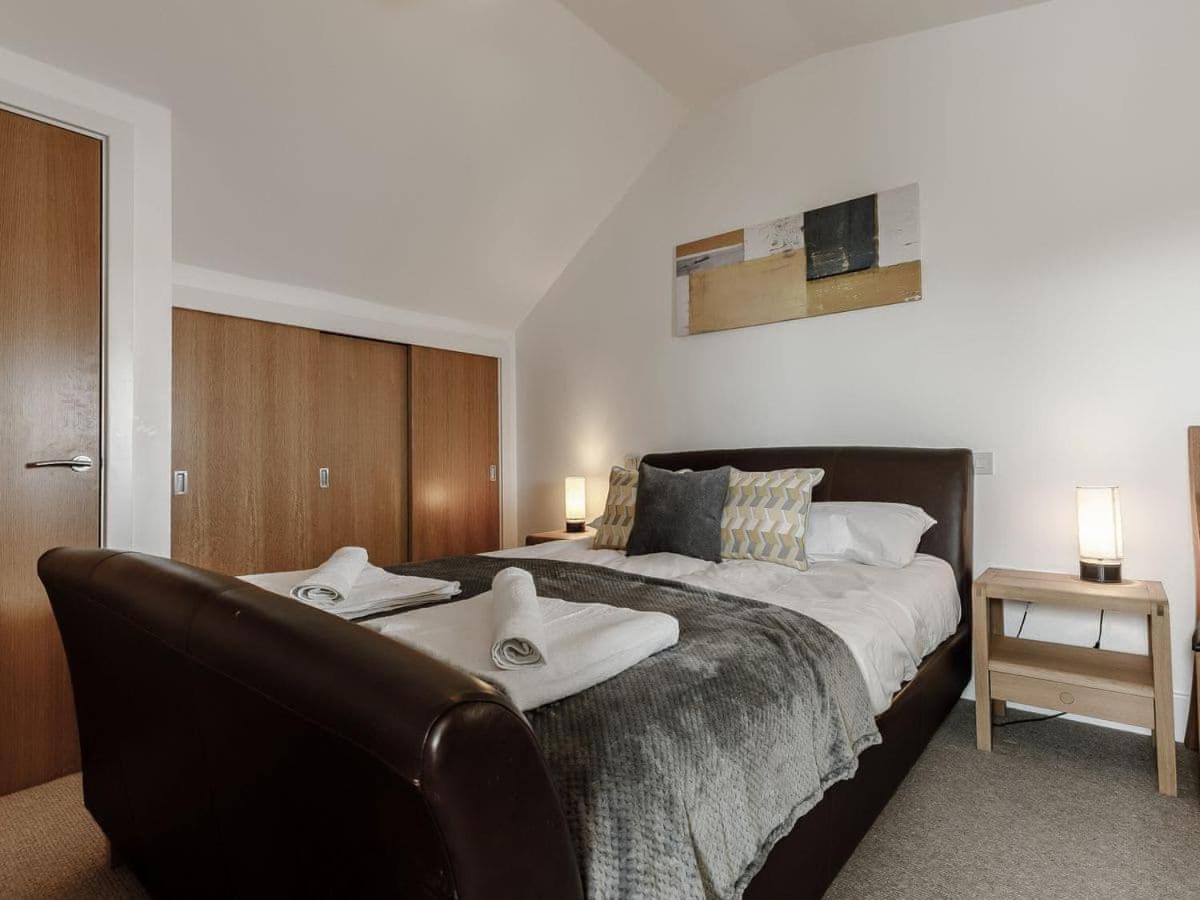 Cotswolds Lakehouse, With Hot Tub & Spa Access, Lower Mill Estate Somerford Keynes Exterior photo